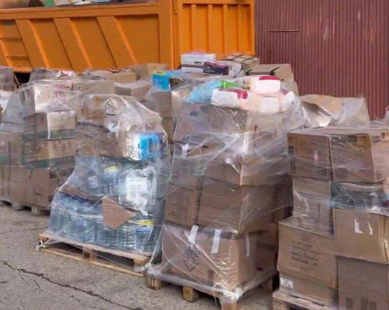 FOTOGRAFÍA. MADRID (REINO DE ESPAÑA)/COMUNIDAD VALENCIANA (REINO DE ESPAÑA), 01 DE NOVIEMBRE DE 2024. El joven chofer "Raúl" y su acompañantes, miembros del Movimiento REVUELTA, salieron las primeras horas de la mañana de este viernes desde la calle del Olivo 28, Arganda del Rey (Madrid), punto de almacenamiento de todo los productos antes de su envío a los damnificados por la Depresión Aislada en Niveles Altos (DANA), rumbo a Valencia (Comunidad Valenciana) con  un camión lleno de material humanitario (Palos y cubos, mantas y sacos, guantes y guantes de obra, agua potable, escoba de barrendero, ropa de trabajo, linternas y pilas, cajas de mudanza y cinta) recogido en provincias de casi todo el territorio nacional. "¡Amunt Valencia!", afirma Raúl. La Comunitat Valenciana intenta recuperarse de la peor dana del siglo en España, que ha dejado más de un centenar de muertos en esa región, además de un inmenso escenario de daños en carreteras, calles e infraestructuras de numerosas localidades. Una Depresión Aislada en Niveles Altos (DANA) tras fuertes lluvias torrenciales y golpear muy fuertemente al reino de España, con epicentro en la provincia de Valencia (Comunidad Valenciana) donde se ha registrado ya 202 muertos -cifra actualizado este viernes, 1 de noviembre de 2024 por las autoridades valencianas- y con menos dureza en la provincia de Málaga (Andalucía) y en la región de Castilla-La Mancha. Captura Vídeo REVUELA/Lasvocesdelpueblo (Ñ Pueblo)