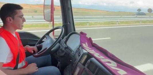 FOTOGRAFÍA. MADRID (REINO DE ESPAÑA)/COMUNIDAD VALENCIANA (REINO DE ESPAÑA), 01 DE NOVIEMBRE DE 2024. Detalle de joven chofer "Raúl" y su acompañantes, miembros del Movimiento REVUELTA, quienes salieron las primeras horas de la mañana de este viernes desde la calle del Olivo 28, Arganda del Rey (Madrid), punto de almacenamiento de todo los productos antes de su envío a los damnificados por la Depresión Aislada en Niveles Altos (DANA), rumbo a Valencia (Comunidad Valenciana) con  un camión lleno de material humanitario (Palos y cubos, mantas y sacos, guantes y guantes de obra, agua potable, escoba de barrendero, ropa de trabajo, linternas y pilas, cajas de mudanza y cinta) recogido en provincias de casi todo el territorio nacional. "¡Amunt Valencia!", afirma Raúl. La Comunitat Valenciana intenta recuperarse de la peor dana del siglo en España, que ha dejado más de un centenar de muertos en esa región, además de un inmenso escenario de daños en carreteras, calles e infraestructuras de numerosas localidades. Una Depresión Aislada en Niveles Altos (DANA) tras fuertes lluvias torrenciales y golpear muy fuertemente al reino de España, con epicentro en la provincia de Valencia (Comunidad Valenciana) donde se ha registrado ya 202 muertos -cifra actualizado este viernes, 1 de noviembre de 2024 por las autoridades valencianas- y con menos dureza en la provincia de Málaga (Andalucía) y en la región de Castilla-La Mancha. Captura Vídeo REVUELA/Lasvocesdelpueblo (Ñ Pueblo)