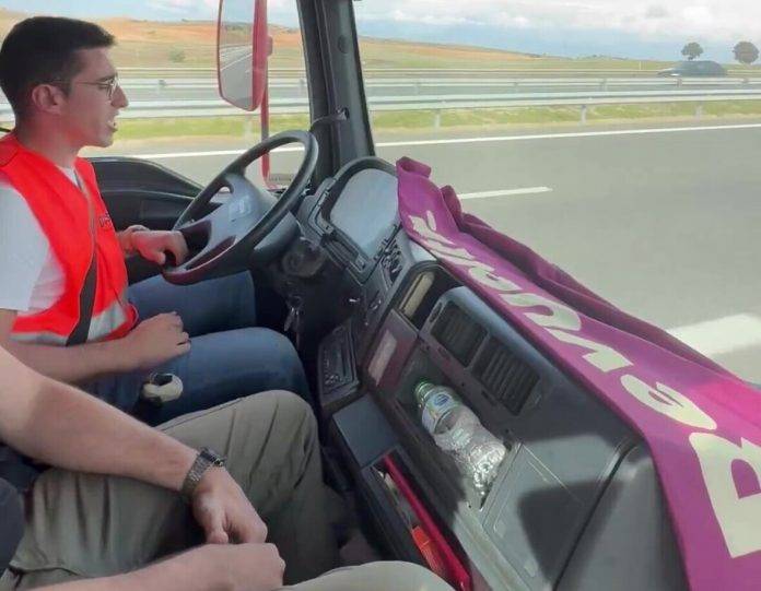 en ruta el primer camión de ayuda humanitaria de Revuelta rumbo a Valencia, FOTOGRAFÍA. MADRID (REINO DE ESPAÑA)/COMUNIDAD VALENCIANA (REINO DE ESPAÑA), 01 DE NOVIEMBRE DE 2024. Detalle de joven chofer "Raúl" y su acompañantes, miembros del Movimiento REVUELTA, quienes salieron las primeras horas de la mañana de este viernes desde la calle del Olivo 28, Arganda del Rey (Madrid), punto de almacenamiento de todo los productos antes de su envío a los damnificados por la Depresión Aislada en Niveles Altos (DANA), rumbo a Valencia (Comunidad Valenciana) con un camión lleno de material humanitario (Palos y cubos, mantas y sacos, guantes y guantes de obra, agua potable, escoba de barrendero, ropa de trabajo, linternas y pilas, cajas de mudanza y cinta) recogido en provincias de casi todo el territorio nacional. "¡Amunt Valencia!", afirma Raúl. La Comunitat Valenciana intenta recuperarse de la peor dana del siglo en España, que ha dejado más de un centenar de muertos en esa región, además de un inmenso escenario de daños en carreteras, calles e infraestructuras de numerosas localidades. Una Depresión Aislada en Niveles Altos (DANA) tras fuertes lluvias torrenciales y golpear muy fuertemente al reino de España, con epicentro en la provincia de Valencia (Comunidad Valenciana) donde se ha registrado ya 202 muertos -cifra actualizado este viernes, 1 de noviembre de 2024 por las autoridades valencianas- y con menos dureza en la provincia de Málaga (Andalucía) y en la región de Castilla-La Mancha. Captura Vídeo REVUELA/Lasvocesdelpueblo (Ñ Pueblo)