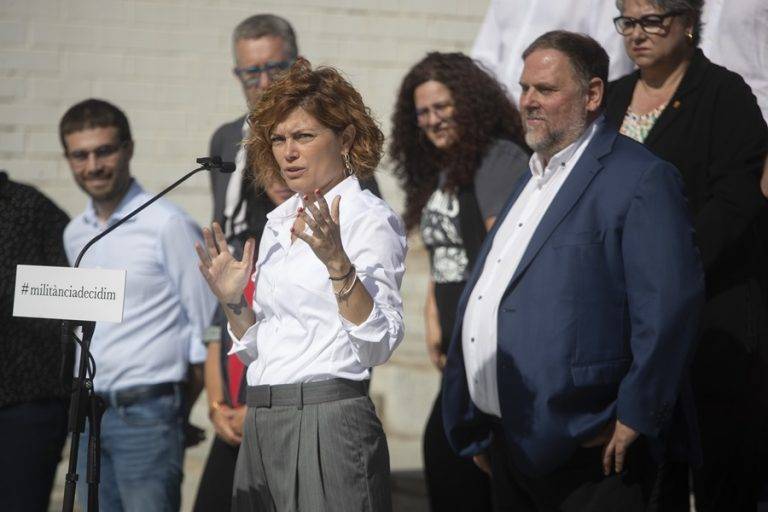 FOTOGRAFÍA. BARCELONA (CATALUÑA) REINO DE ESPAÑA, 13 DE NOVIEMBRE DE 2024 BARCELONA, Oriol Junqueras (d), que aspira a recuperar la presidencia de ERC en el congreso que celebrará el partido el 30 de noviembre, y Elisenda Alamany (c), candidata a la secretaría general de los republicanos, durante la presentación del equipo completo que compone su candidatura, "Militància Decidim", este domingo en Barcelona. Efe