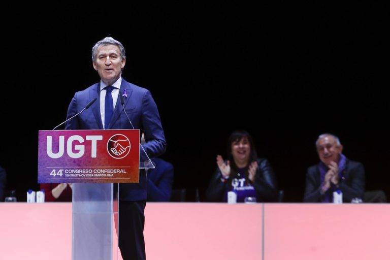 FOTOGRAFÍA. BARCELONA (ESPAÑA), 25/11/2024.- El presidente del PP, Alberto Núñez Feijóo, durante su participación en la inauguración del 44 Congreso Confederal de UGT, desde donde ha alertado este lunes sobre el "triunfalismo económico" y ha dicho que "es un error que pagaremos todos", porque "infravalorar" los datos de pobreza, de renta per capita o de paro "significa abandonar a los que más lo necesitan". Efe