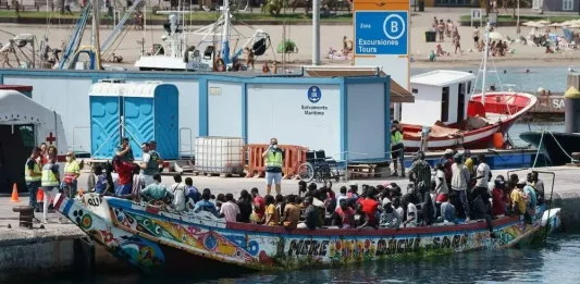 FOTOGRAFÍA. TENERIFE (ISLAS CANARIAS) REINO DE ESPAÑA, 18 DE NOVIEMBRE DE 2024. Salvamento Marítimo ha recogido en el Atlántico un cayuco con 249 inmigrantes ilegales a bordo que aseguran haber salido hace siete días desde Guinea Bissau, al sur de Senegal, entre ellas once mujeres, dos bebés y un número de Menores Extranjeros No Acompañados (MENA) que puede superar los 40, según un primer recuento provisional. Efe