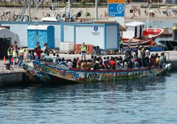 ilegales, inmigración ilegal, Canarias, cayucos, inmigrantes irregulares,España (3) FOTOGRAFÍA. TENERIFE (ISLAS CANARIAS) REINO DE ESPAÑA, 18 DE NOVIEMBRE DE 2024. Salvamento Marítimo ha recogido en el Atlántico un cayuco con 249 inmigrantes ilegales a bordo que aseguran haber salido hace siete días desde Guinea Bissau, al sur de Senegal, entre ellas once mujeres, dos bebés y un número de Menores Extranjeros No Acompañados (MENA) que puede superar los 40, según un primer recuento provisional. Efe