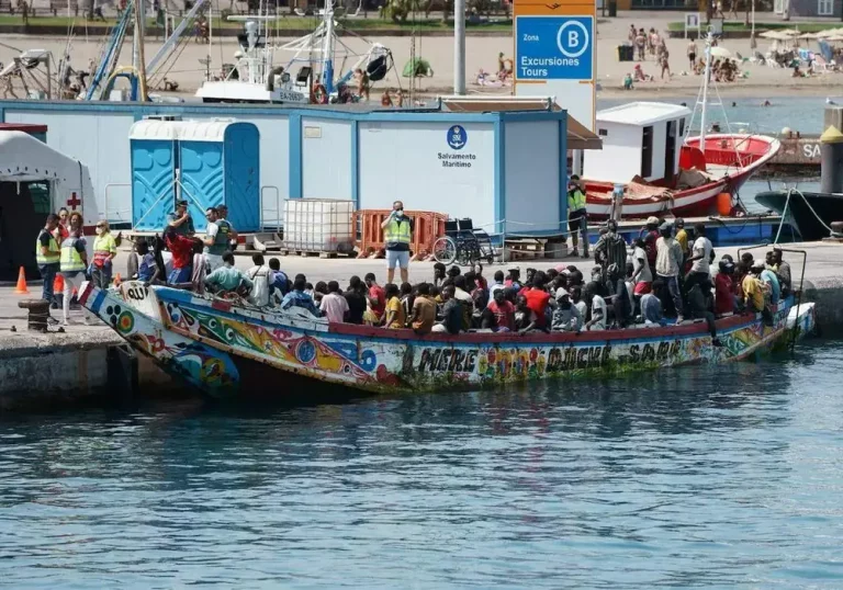 FOTOGRAFÍA. TENERIFE (ISLAS CANARIAS) REINO DE ESPAÑA, 18 DE NOVIEMBRE DE 2024. Salvamento Marítimo ha recogido en el Atlántico un cayuco con 249 inmigrantes ilegales a bordo que aseguran haber salido hace siete días desde Guinea Bissau, al sur de Senegal, entre ellas once mujeres, dos bebés y un número de Menores Extranjeros No Acompañados (MENA) que puede superar los 40, según un primer recuento provisional. Efe