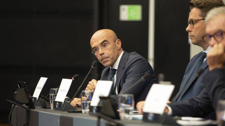 FOTOGRAFÍA. BRUSELAS (BÉLGICA), 13 DE NOVIEMBRE DE 2024. La tragedia de la Depresión Aislada en Niveles Altos (DANA) o (gota fría) en España deja más de 220 muertos y mientras "administradores incapaces y políticos criminales", como los ha calificado el jefe de la delegación de Vox en Bruselas y coordinador jurídico nacional de esta formación política, Jorge Buxadé Villalba (d), en el debate del pleno del Parlamento Europeo, se reparten las culpas, desde VOX se ha querido denunciar la larga lista de errores cometida por políticos tanto socialistas como populares. Lasvocesdelpueblo (Ñ Pueblo)