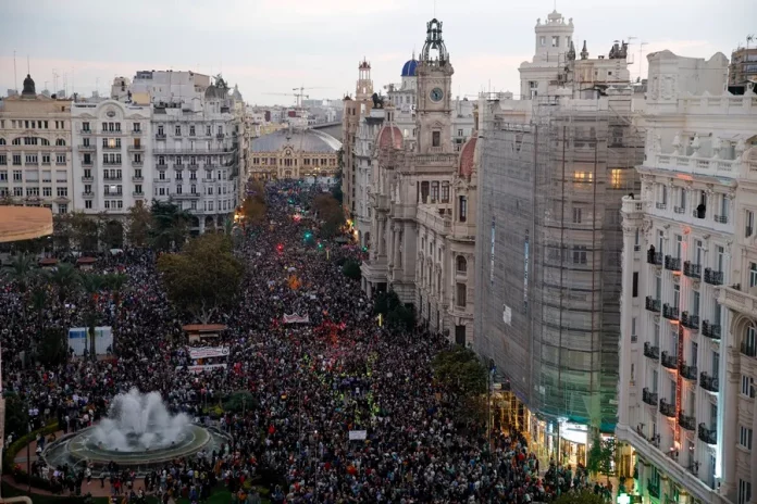 la izquierda contra el Govern por la Dana de valencia y nada contra el gobierno de España de Pedro Sánchez Pérez-Castejón por su respuesta tardiva para salvar vidas (1) FOTOGRAFÍA. VALENCIA (COMUNIDAD VALENCIANA) REINO DE ESPAÑA, 09 DE NOVIEMBRE DE 2024. Cerca de 40 asociaciones y sindicatos de izquierda de la Comunitat Valenciana celebran una manifestación en protesta por la gestión de la dana y con el lema "Mazón dimisión", en alusión al president del Govern la Generalitat Valenciana y del Partido popular (PP), Carlos Mazón Guixot,mirando por otro lado respecto a la grandísima responsabilidad del Gobierno de España de coalición de izquierda (PSOE y Sumar) de Pedro Sánchez Pérez-Castejón (PSOE), que saldrá desde la plaza del Ayuntamiento y recorrerá varias calles del centro hasta llegar al Palau de la Generalitat Valenciana. Efe