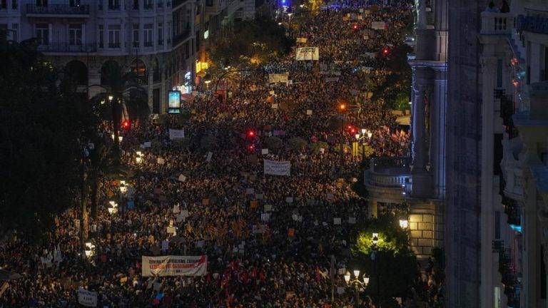 FOTOGRAFÍA. VALENCIA (COMUNIDAD VALENCIANA) REINO DE ESPAÑA, 09 DE NOVIEMBRE DE 2024. Cerca de 40 asociaciones y sindicatos de izquierda de la Comunitat Valenciana celebran una manifestación en protesta por la gestión de la dana y con el lema "Mazón dimisión", en alusión al president del Govern la Generalitat Valenciana y del Partido popular (PP), Carlos Mazón Guixot,mirando por otro lado respecto a la grandísima responsabilidad del Gobierno de España de coalición de izquierda (PSOE y Sumar) de Pedro Sánchez Pérez-Castejón (PSOE), que saldrá desde la plaza del Ayuntamiento y recorrerá varias calles del centro hasta llegar al Palau de la Generalitat Valenciana. Efe
