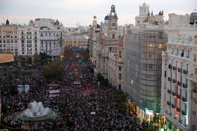 FOTOGRAFÍA. VALENCIA (COMUNIDAD VALENCIANA) REINO DE ESPAÑA, 09 DE NOVIEMBRE DE 2024. Cerca de 40 asociaciones y sindicatos de izquierda de la Comunitat Valenciana celebran una manifestación en protesta por la gestión de la dana y con el lema "Mazón dimisión", en alusión al president del Govern la Generalitat Valenciana y del Partido popular (PP), Carlos Mazón Guixot,mirando por otro lado respecto a la grandísima responsabilidad del Gobierno de España de coalición de izquierda (PSOE y Sumar) de Pedro Sánchez Pérez-Castejón (PSOE), que saldrá desde la plaza del Ayuntamiento y recorrerá varias calles del centro hasta llegar al Palau de la Generalitat Valenciana. Efe