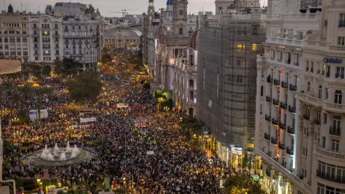 FOTOGRAFÍA. VALENCIA (COMUNIDAD VALENCIANA) REINO DE ESPAÑA, 09 DE NOVIEMBRE DE 2024. Cerca de 40 asociaciones y sindicatos de izquierda de la Comunitat Valenciana celebran una manifestación en protesta por la gestión de la dana y con el lema "Mazón dimisión", en alusión al president del Govern la Generalitat Valenciana y del Partido popular (PP), Carlos Mazón Guixot,mirando por otro lado respecto a la grandísima responsabilidad del Gobierno de España de coalición de izquierda (PSOE y Sumar) de Pedro Sánchez Pérez-Castejón (PSOE), que saldrá desde la plaza del Ayuntamiento y recorrerá varias calles del centro hasta llegar al Palau de la Generalitat Valenciana. Efe