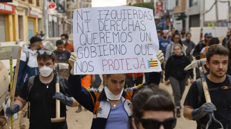 FOTOGRAFÍA. VALENCIA (COMUNIDAD VALENCIANA) REINO DE ESPAÑA, 09 DE NOVIEMBRE DE 2024. Cerca de 40 asociaciones y sindicatos de izquierda de la Comunitat Valenciana celebran una manifestación en protesta por la gestión de la dana y con el lema "Mazón dimisión", en alusión al president del Govern la Generalitat Valenciana y del Partido popular (PP), Carlos Mazón Guixot,mirando por otro lado respecto a la grandísima responsabilidad del Gobierno de España de coalición de izquierda (PSOE y Sumar) de Pedro Sánchez Pérez-Castejón (PSOE), que saldrá desde la plaza del Ayuntamiento y recorrerá varias calles del centro hasta llegar al Palau de la Generalitat Valenciana. Efe