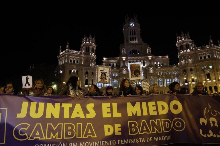 FOTOGRAFÍA. MADRID (REINO DE ESPAÑA), 25/11/2024.- Grupos de mujeres participan en la manifestación convocada por la Comisión 8M del Movimiento Feminista de Madrid contra todas las violencias machistas y el sistema patriarcal con motivo del 25N, este lunes en Madrid. Efe