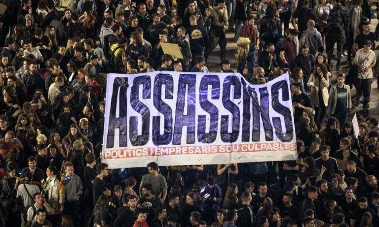 FOTOGRAFÍA. VALENCIA (COMUNIDAD VALENCIANA) REINO DE ESPAÑA, 09 DE NOVIEMBRE DE 2024.- Cerca de 40 asociaciones y sindicatos de izquierda de la Comunitat Valenciana celebran una manifestación en protesta por la gestión de la Depresión Aislada en Niveles Altos (DANA) o (gota fría) y con el lema "Mazón dimisión", en alusión al president del Govern en minoría de la Generalitat valenciana del Partido Popular (PP), Carlos Mazón Guixot, que saldrá desde la plaza del Ayuntamiento y recorrerá varias calles del centro hasta llegar al Palau del Govern de la Generalitat Valenciana. Se ha vivido momentos de mucha tensión entre los grupos de extrema izquierdas convocantes del acto y los agentes del Cuerpo Nacional de la Policía. A diferencia de las protestas de Madrid contra el Gobierno de Pedro Sánchez y PSOE en calle Ferraz 70 de Madrid, aquí en Valencia los jefe político de la Policía han permitido que los violentos casi acceden en el palacio del gobierno autonómico, lanzamiento de objetos de todo tipo contra la fachada del Gobierno valenciano, insultos e injurias merecido por este Govern popular por su muestra de empatía con el pueblo valenciano en llanto y duelo. Se ha echado mucho de menos a una condena también del principal culpable: el Gobierno de España de Pedro Sánchez Pérez-Castejón y de Yolanda Díaz Pérez, quienes tienen la competencia sobre las Fuerzas armadas, las Fuerzas y Cuerpos de Seguridad del Estado o de la gestión de la ayuda internacional ofrecida por varios países (Francia, Argentina, Venezuela, Unión Europea, etc., que finalmente el Gobierno del PSOE y SUMAR rechazó. Efe