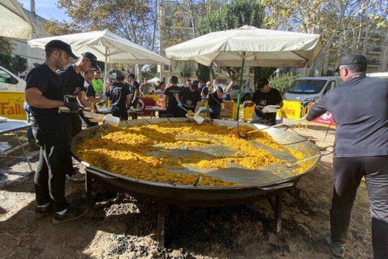 FOTOGRAFÍA. CATARROJA (VALENCIA) COMUNIDAD VALENCIANA (REINO DE ESPAÑA, 10 DE NOVIEMBRE DE 2024. "En Valencia, la paella de los domingos es algo sagrado", cuenta Xavi, vecino de Catarroja, muy agradecido por poder continuar con esta tradición gracias a una empresa de paellas gigantes que ha repartido raciones gratis para dar algo de alegría y de normalidad en la zona cero de la Depresión Aislada en Niveles Altos (DANA) o (gota fría). Como Xavi, cientos de vecinos de Catarroja, a unos diez kilómetros de València, han disfrutado este domingo de su ración de paella gratis tras esperar pacientemente la cola que llegaba hasta el puesto, situado en medio de un parque del pueblo. Efe