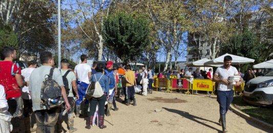 FOTOGRAFÍA. CATARROJA (VALENCIA) COMUNIDAD VALENCIANA (REINO DE ESPAÑA, 10 DE NOVIEMBRE DE 2024. "En Valencia, la paella de los domingos es algo sagrado", cuenta Xavi, vecino de Catarroja, muy agradecido por poder continuar con esta tradición gracias a una empresa de paellas gigantes que ha repartido raciones gratis para dar algo de alegría y de normalidad en la zona cero de la Depresión Aislada en Niveles Altos (DANA) o (gota fría). Como Xavi, cientos de vecinos de Catarroja, a unos diez kilómetros de València, han disfrutado este domingo de su ración de paella gratis tras esperar pacientemente la cola que llegaba hasta el puesto, situado en medio de un parque del pueblo. Efe