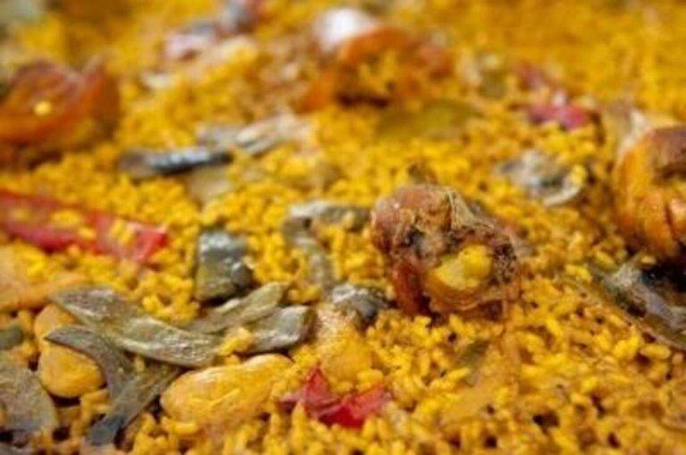FOTOGRAFÍA. CATARROJA (VALENCIA) COMUNIDAD VALENCIANA (REINO DE ESPAÑA, 10 DE NOVIEMBRE DE 2024. "En Valencia, la paella de los domingos es algo sagrado", cuenta Xavi, vecino de Catarroja, muy agradecido por poder continuar con esta tradición gracias a una empresa de paellas gigantes que ha repartido raciones gratis para dar algo de alegría y de normalidad en la zona cero de la Depresión Aislada en Niveles Altos (DANA) o (gota fría). Como Xavi, cientos de vecinos de Catarroja, a unos diez kilómetros de València, han disfrutado este domingo de su ración de paella gratis tras esperar pacientemente la cola que llegaba hasta el puesto, situado en medio de un parque del pueblo. Efe