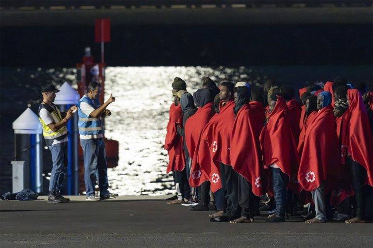 FOTOGRAFÍA. ARRECIFE (LANZAROTE) ISLAS CANARIAS (REINO DE ESPAÑA, 05/11/2024.- Salvamento Marítimo ha recuperado este martes en el Atlántico tres cadáveres de inmigrantes ilegales fallecidos cuando intentaban llegar a Canarias (España) en embarcaciones precarias y ha socorrido a otras 495 personas en otro día de intensa llegada de pateras y cayucos a las islas, el quinto consecutivo. El buque de Salvamento Marítimo "Guardamar Concepción Arenal" ha rescatado en la tarde de este martes a 139 personas de origen subsahariano y magrebí de dos embarcaciones en aguas cercanas a Lanzarote y las ha trasladado al puerto de Arrecife, donde han sido atendidos por Cruz Roja. Efe
