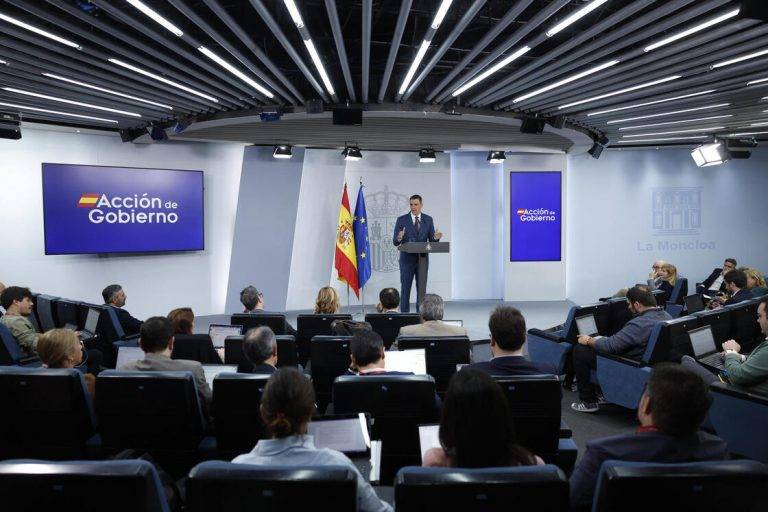 FOTOGRAFÍA. MADRID (REINO DE ESPAÑA), 05 DE NOVIEMBRE DE 2024. El presidente del Gobierno, Pedro Sánchez, comparece en rueda de prensa para anunciar las medidas que incluyen hasta 72.000 euros por casos de incapacidad, entre 20.000 y 60.000 euros por vivienda afectada, hasta 10.300 euros para muebles y enseres dañados, y hasta 37.000 euros para reparar elementos de las comunidades de vecinos. Efe