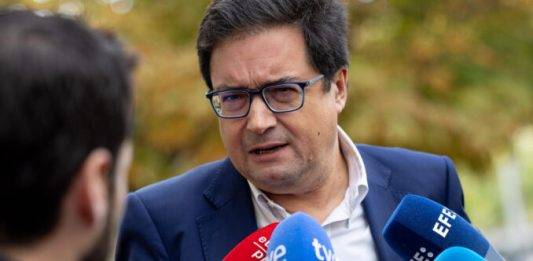 FOTOGRAFÍA. MADRID (REINO DE ESPAÑA), 23 DE NOVIEMBRE DE 2024. El ministro para la Transformación Digital y de la Función Pública, Óscar López, atiende a los medios tras visitar una oficina del Programa Acelera Pyme este sábado en Madrid donde también se reúne con empresas beneficiarias de esta iniciativa gestionada a través de Red.es. Efe