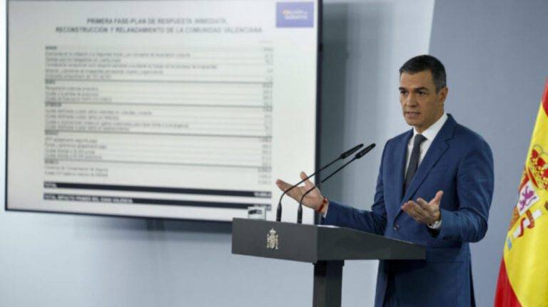 FOTOGRAFÍA. MADRID (REINO DE ESPAÑA), 05 DE NOVIEMBRE DE 2024. El presidente del Gobierno, Pedro Sánchez, comparece en rueda de prensa para anunciar las medidas que incluyen hasta 72.000 euros por casos de incapacidad, entre 20.000 y 60.000 euros por vivienda afectada, hasta 10.300 euros para muebles y enseres dañados, y hasta 37.000 euros para reparar elementos de las comunidades de vecinos. Efe