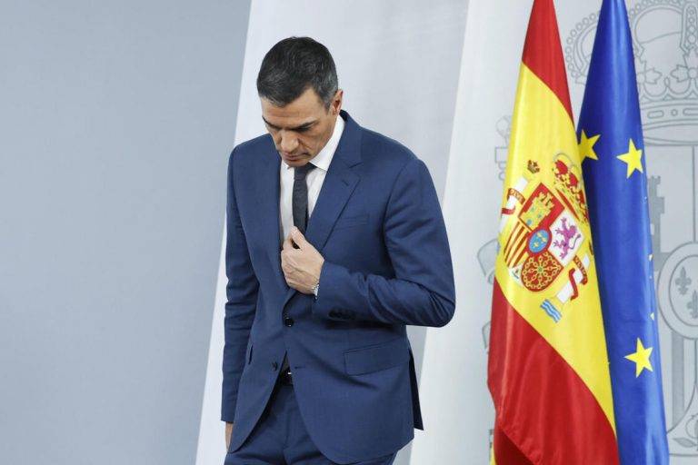 FOTOGRAFÍA. MADRID (REINO DE ESPAÑA), 05 DE NOVIEMBRE DE 2024. El presidente del Gobierno, Pedro Sánchez, comparece en rueda de prensa para anunciar las medidas que incluyen hasta 72.000 euros por casos de incapacidad, entre 20.000 y 60.000 euros por vivienda afectada, hasta 10.300 euros para muebles y enseres dañados, y hasta 37.000 euros para reparar elementos de las comunidades de vecinos. Efe