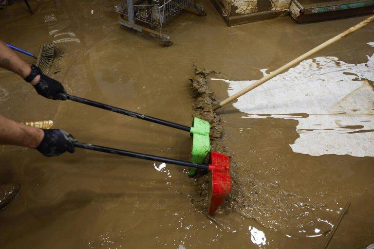 FOTOGRAFÍA. BENAMARGOSA (MÁLAGA) ANDALUCÍA (REINO DE ESPAÑA), 14 DE NOVIEMBRE DE 2024. Labores de limpieza en un supermercado inundado de la localidad malagueña de Benamargosa tras las fuertes lluvias este jueves. Efe