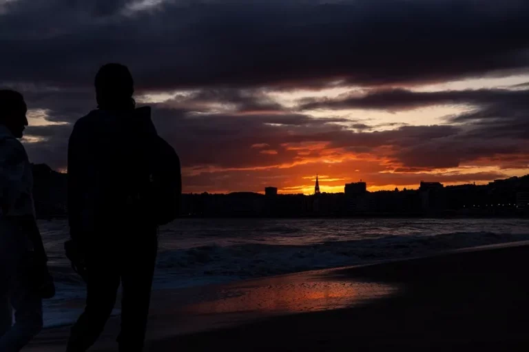 FOTOGRAFÍA. SAN SEBASTIÁN (LAS VASCONGADAS) REINO DE ESPAÑA, 22 DE SEPTIEMBRE DE 2023. Dos mujeres pasean al amanecer por la playa de Ondarreta de San Sebastián este viernes. Efe