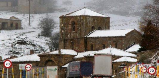 FOTOGRAFÍA. COMUNIDAD AUTÓNOMA DEL PRINCIPADO DE ASTURIAS/LEÓN (COMUNIDAD AUTÓNOMA DE CASTILLA Y LEÓN) REINO DE ESPAÑA, 13 DE NOVIEMBRE DE 2024. Vista del Puerto de Pajares (N-630), entre Asturias y León, que ha sido reabierto a primera hora de este miércoles al tráfico de camiones tras doce horas de cierre a causa de la nieve. Efe