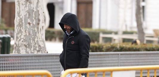 FOTOGRAFÍA. MADRID (REINO DE ESPAÑA) , 22/02/2024.- El presidente del Zamora CF, Víctor de Aldama, a la salida de la Audiencia Nacional este jueves. El juez de la Audiencia Nacional Ismael Moreno ha acordado la puesta en libertad y la retirada del pasaporte para Koldo García, exasesor del exministro socialista José Luis Ábalos; el presidente del Zamora CF, Víctor de Aldama, y el empresario Iñigo Rotaetxe, detenidos por presunta corrupción en la compra de mascarillas en pandemia del coronavitis (COVID 19). Efe