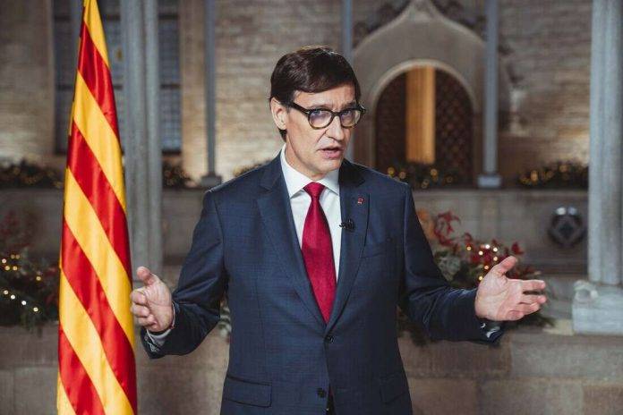 Salvador Illa Roca, PSOE,PSC, Navidad, FOTOGRAFÍA. BARCELONA (COMUNIDAD AUTÓNOMA DE CATALUÑA) REINO DE ESPAÑA, 26 DE DICIEMBRE DE 2024. Discurso Institucional de Navidad y final de año 2024 del Govern català. Desde la Galería Gótica del Palacio del Govern de la Generalitat de Catalunya, el jefe del Ejecutivo wokista, globalista y progresista apoyado en la ultraizquierda separatista Esquerra Republicana de Catalunya (ERC) y la extrema izquierda proseparatismo SUMAR (els Comuns), Salvador Illa Roca, se ha dirigido a los catalanes haciendo un llamamiento a "respetarnos, escucharnos y comprendernos", para que hacer una Cataluña "más cívica, más amable y más próspera comienza por cada uno de nosotros". Lasvocesdelpueblo (Ñ Pueblo)