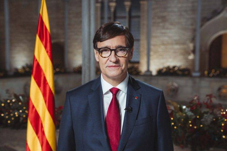 FOTOGRAFÍA. BARCELONA (COMUNIDAD AUTÓNOMA DE CATALUÑA) REINO DE ESPAÑA, 26 DE DICIEMBRE DE 2024. Discurso Institucional de Navidad y final de año 2024 del Govern català. Desde la Galería Gótica del Palacio del Govern de la Generalitat de Catalunya, el jefe del Ejecutivo wokista, globalista y progresista apoyado en la ultraizquierda separatista Esquerra Republicana de Catalunya (ERC) y la extrema izquierda proseparatismo SUMAR (els Comuns), Salvador Illa Roca, se ha dirigido a los catalanes haciendo un llamamiento a "respetarnos, escucharnos y comprendernos", para que hacer una Cataluña "más cívica, más amable y más próspera comienza por cada uno de nosotros". Lasvocesdelpueblo (Ñ Pueblo)