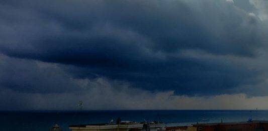 FOTOGRAFÍA. SANTANDER (CANTABRIA) REINO DE ESPAÑA, 09 DE DICIEMBRE DE 2024. Nubes negras sobre Santander este lunes frío de otoño con viento lluvia. Efe