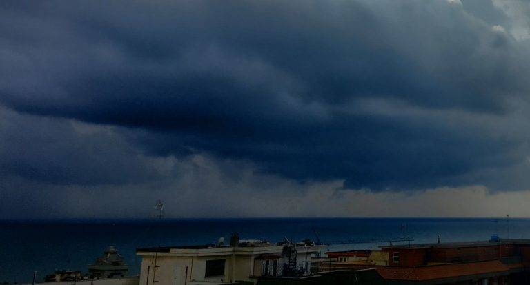 FOTOGRAFÍA. SANTANDER (CANTABRIA) REINO DE ESPAÑA, 09 DE DICIEMBRE DE 2024. Nubes negras sobre Santander este lunes frío de otoño con viento lluvia. Efe