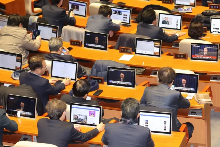 FOTOGRAFÍA. SEUL (COREA DEL SUR), 04 DE DICIEMBRE DE 2024. Los legisladores de la oposición observan el anuncio televisado del presidente surcoreano, Yoon Suk Yeol, sobre su intención de levantar la ley marcial de emergencia a través de una reunión del Gabinete en la Asamblea Nacional en Seúl, Corea del Sur, el 4 de diciembre de 2024. Efe
