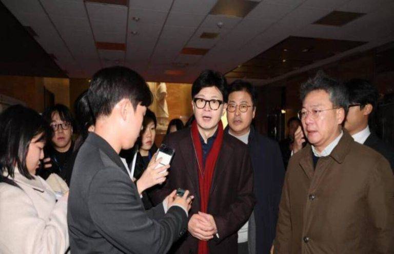 FOTOGRAFÍA. SEÚL (COREA DEL SUR), 03 DE DICIEMBRE DE 2024. El líder del Partido del Poder del Pueblo, Han Dong-hoon, se apresura a la Asamblea Nacional en Seúl justo después de que el presidente surcoreano Yoon Suk Yeol declarara la ley marcial en Seúl, Corea del Sur, el 03 de diciembre de 2024. El presidente de Corea del Sur se dirigió a la nación citando la necesidad de erradicar las fuerzas pro-Norte de Corea y mantener el orden constitucional. (Corea del Sur, Seúl). Efe