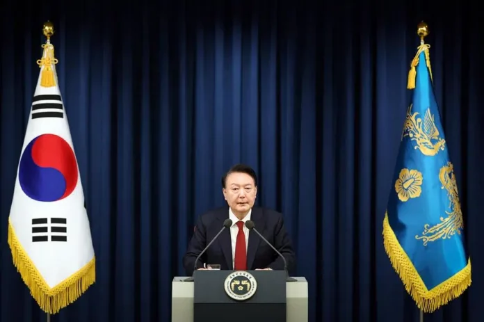 FOTOGRAFÍA. SEUL (COREA DEL SUR), 03 DE DICIEMBRE DE 2024. El presidente surcoreano, Yoon Suk-yeol, declaró hoy martes la ley marcial de emergencia para proteger el "orden constitucional" de actividades "anti-estatales", de las que el mandatario acusa al principal bloque de la oposición, el Partido Democrático (PD), al que tildó de "fuerzas pronorcoreanas" en una declaración televisada. El sorpresivo anuncio llega después de que el PD, que tiene mayoría en la Asamblea Nacional (Parlamento), aprobara sin contar con el apoyo del gobernante Partido del Poder Popular (PPP) de Yoon unos presupuestos generales para 2025 con múltiples recortes, además de mociones para destituir al fiscal general y al responsable de la Junta de Auditoría e Inspección, encargada de monitorizar las cuentas de los organismos públicos. Presidencia de Corea del Sur/Efe