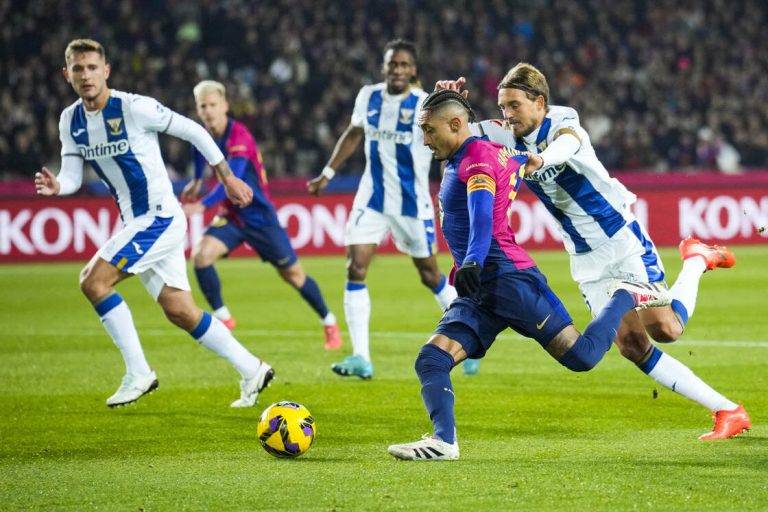 FOTOGRAFÍA. BARCELONA (CATALUÑA) REINO DE ESPAÑA, 15 DE DICIEMBRE DE 2024. El delantero del FC Barcelona Raphinha (2d) avanza con el balón durante el partido de la jornada 17 de LaLiga que FC Barcelona y CD Leganés disputan este domingo en el estadio Lluís Companys, en Barcelona. Efe