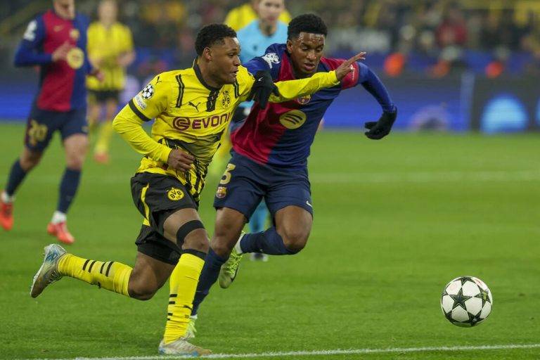 FOTOGRAFÍA. DORTMUND (ALEMANIA), 11 DE DICIEMBRE DE 2024. El jugador del Dortmund Julien Duranville (I) en acció ante Alejandro Balde, del Barcelona (d), durante el partido de la UEFA Champions League que han jugado Borussia Dortmund y FC Barcelona en Dortmund, Alemania. Efe