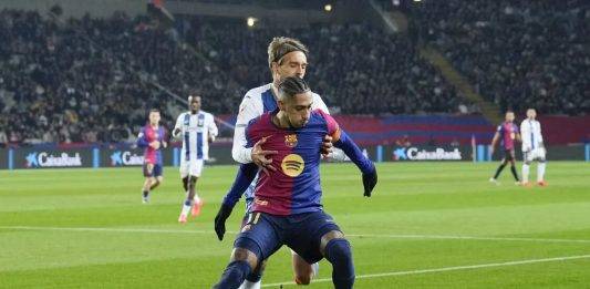 FOTOGRAFÍA. BARCELONA (CATALUÑA) REINO DE ESPAÑA, 15 DE DICIEMBRE DE 2024. El delantero del FC Barcelona Raphinha (delante) lucha con Sergio González, del Leganés, durante el partido de la jornada 17 de LaLiga que FC Barcelona y CD Leganés disputan este domingo en el estadio Lluís Companys, en Barcelona. Efe