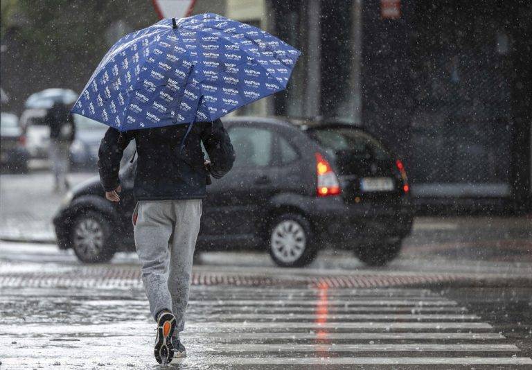 FOTOGRAFÍA. MÁLAGA (ANDALUCÍA) REINO DE ESPAÑA, 12 DE DICIEMBRE DE 2024. Una persona se protege de la lluvia en Málaga este jueves., 12 de diciembre de 2024. Efe