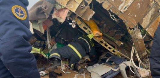 FOTOGRAFÍA. ASTANÁ (KAZAJISTÁN), 25/12/2024.- Miembros de los servicios de emergencias trabajan en el rescate de pasajeros de un avión que se estrelló cuando cubría la ruta entre la capital azerbaiyana, Bakú, y la ciudad rusa de Grozni, este miércoles. Emergencias de Kazajistán/Efe
