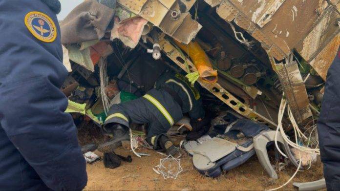 Accidente Avión Embraer 190 de AZAL Las autoridades de Azerbaiyán y Kazajistán informaron de que 32 personas de las 69 o 72 habían sobrevivido (2) FOTOGRAFÍA. ASTANÁ (KAZAJISTÁN), 25/12/2024.- Miembros de los servicios de emergencias trabajan en el rescate de pasajeros de un avión que se estrelló cuando cubría la ruta entre la capital azerbaiyana, Bakú, y la ciudad rusa de Grozni, este miércoles. Emergencias de Kazajistán/Efe