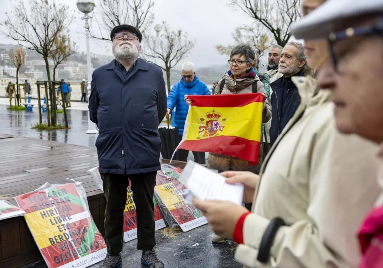 FOTOGRAFÍA. SAN SEBASTIÁN 8LAS VASCONGADAS) REINO DE ESPAÑA, 06/12/2024.- Celebración del Día de la Constitución en el Congreso de los Diputados, 46 ANIVERSARIO de la Constitución Española del 1978. El filósofo vasco Fernando Fernández-Savater Martín (Fernando Savater) (i) ha intervenido este viernes en San Sebastián, en la comunidad autónoma de las Vascongadas, en una concentración convocada por un grupo de vascos constitucionalistas para "celebrar y defender la Constitución". Efe