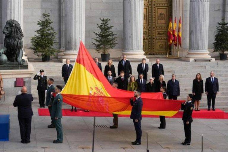 FOTOGRAFÍA. MADRID (COMUNIDAD DE MADRID) REINO DE ESPAÑA, 06 DE DICIEMBRE DE 2024, Celebración del Día de la Constitución en el Congreso de los Diputados, 46 ANIVERSARIO de la Constitución Española del 1978. Soldados y personalidades durante el izado de bandera en la celebración del Día de la Constitución en el Congreso de los Diputados en Madrid, este viernes. Efe