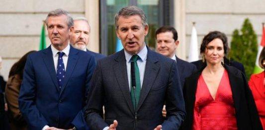 FOTOGRAFÍA. MADRID (COMUNIDAD DE MADRID) REINO DE ESPAÑA, 06 DE DICIEMBRE DE 2024, Celebración del Día de la Constitución en el Congreso de los Diputados, 46 ANIVERSARIO de la Constitución Española del 1978. El líder del Partido Popular, Alberto Núñez Feijóo (c), junto a la presidente del Gobierno de la Comunidad de Madrid y líder madrileña del PP, Isabel natividad Díaz Ayuso (d), atiende a los medios a su llegada al Congreso de los Diputados con motivo de la celebración del Día de la Constitución, este viernes en Madrid. Efe