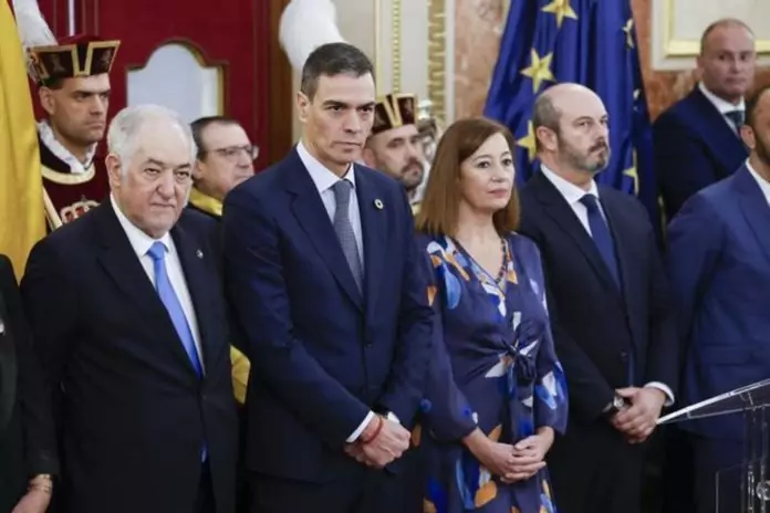 FOTOGRAFÍA. MADRID (COMUNIDAD DE MADRID) REINO DE ESPAÑA, 06 DE DICIEMBRE DE 2024, Celebración del Día de la Constitución en el Congreso de los Diputados, 46 ANIVERSARIO de la Constitución Española del 1978.  El presidente del Gobierno, Pedro Sánchez (2i), el presidente del Constitucional Cándido Conde-Pumpido (i), el presidente del Senado Pedro Rollán (d) y la presidenta del Congreso, Francina Armengol (2d), posan para una foto de familia en el Congreso de los Diputados con motivo de la celebración del Día de la Constitución, este viernes en Madrid. Efe