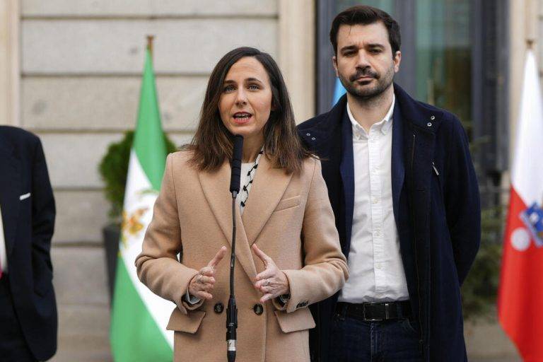 FOTOGRAFÍA. MADRID (COMUNIDAD DE MADRID) REINO DE ESPAÑA, 06 DE DICIEMBRE DE 2024, Celebración del Día de la Constitución en el Congreso de los Diputados, 46 ANIVERSARIO de la Constitución Española del 1978. La diputada y secretaria general de la ultraizquierda Podemos Ione Belarra Urteaga (i) se dirige a medios de comunicación junto a su compañero Javier Sánchez Serna (d) con motivo de la celebración del Día de la Constitución en el Congreso de los Diputados , este viernes en Madrid. Efe