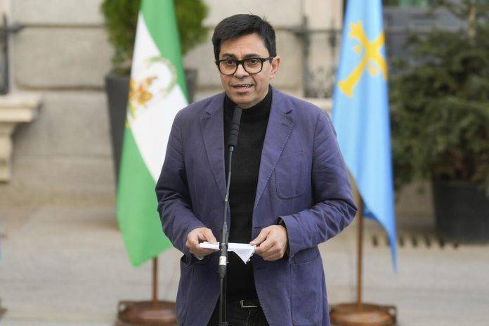 Pisarello (Sumar) reclama que "se cumplan los derechos más garantistas de la Constitución" FOTOGRAFÍA. MADRID (COMUNIDAD DE MADRID) REINO DE ESPAÑA, 06 DE DICIEMBRE DE 2024, Celebración del Día de la Constitución en el Congreso de los Diputados, 46 ANIVERSARIO de la Constitución Española del 1978. El diputado de la coalición electoral de las ultraizquierdas Sumar, Gerardo Pisarello, se dirige a medios de comunicación con motivo de la celebración del Día de la Constitución en el Congreso de los Diputados , este viernes en Madrid. Efe