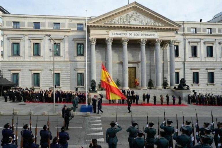 FOTOGRAFÍA. MADRID (COMUNIDAD DE MADRID) REINO DE ESPAÑA, 06 DE DICIEMBRE DE 2024, Celebración del Día de la Constitución en el Congreso de los Diputados, 46 ANIVERSARIO de la Constitución Española del 1978. Soldados y personalidades durante el izado de bandera en la celebración del Día de la Constitución en el Congreso de los Diputados en Madrid, este viernes. Efe