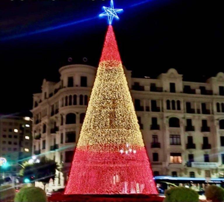 FOTOGRAFÍA. BARRIO DEL PUERTOCHICO (SANTANDER) CANTABRIA (REINO DE ESPAÑA, 25 DE DICIEMBRE DE 2024.  El Gobierno municipal del Ayuntamiento de Santander, por el Partido Popular (PP), que preside Gema Igual Ortiz, ha acordado para esta Navidad 2024 instalar un árbol gigante navideño que luce los colores de la bandera nacional del Reino de España en la rotonda de la barriada Puertochico, también conocida como barrio del "Puerto Chico", —barriada de la ciudad de Santander (Comunidad Autónoma de Cantabria) formada por un conjunto de calles en la proximidad de la dársena del mismo nombre. Grupo Whatsapp "España Siempre"/Lasvocesdelpueblo (Ñ Pueblo)