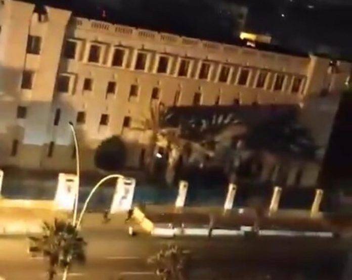 Caída del régimen de Assad en la República Árabe de Siria, los rebeldes llegan a Damasco (1) FOTOGRAFÍA. DAMASCO (REPÚBLICA ÁRABE DE SIRIA), 08 DE DICIEMBRE DE 2024. Detalle de los militares del Ejército sirio huyendo en la capital de Siria, Damasco, ante el Ministerio del Interior del Gobierno sirio de Bashar Háfez al-Ássad (Bachar al Asad), mientras los rebeldes, encabezados por su grupo islamista Hayat Tahrir al-Sham (Hayʼat Taḥrīr aš-Šām) -traducido al español «Organización para la Liberación del Levante» o «Comité de Liberación del Levante»-, avanzan en la capital rumbo a los sitios estratégicos del poder ya en caída libre. La radio y Televisión nacional de Siria ya han sido tomado por los insurgentes mientras muchos ministros del Ejecutivo de Assad siguen en la capital, el paradero de Assad sigue desconocido aunque queda claro que sus socios chiíes de la república Islámica de Irán, Rusia Vladímir Vladímirovich Putin, el Yemen, los restos de los grupos terroristas proxys de Irán en el Medio Oriente Hamás e Yihad Islámica Palestina (Franja de Gaza), Hezbolá (Líbano), entre otros, están muy debilitados por las guerras con Israel y la Invasión de Ucrania y habrían optado por una retirada y que sean los soldados sirios quienes hagan la guerra. Captura vídeo/Lasvocesdelpueblo (Ñ Pueblo)